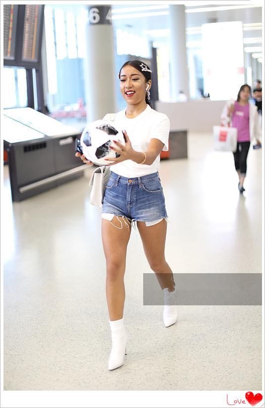 当吴莫愁穿短裤撞上吉克隽逸，网友：豪放与保守的差距一目了然！