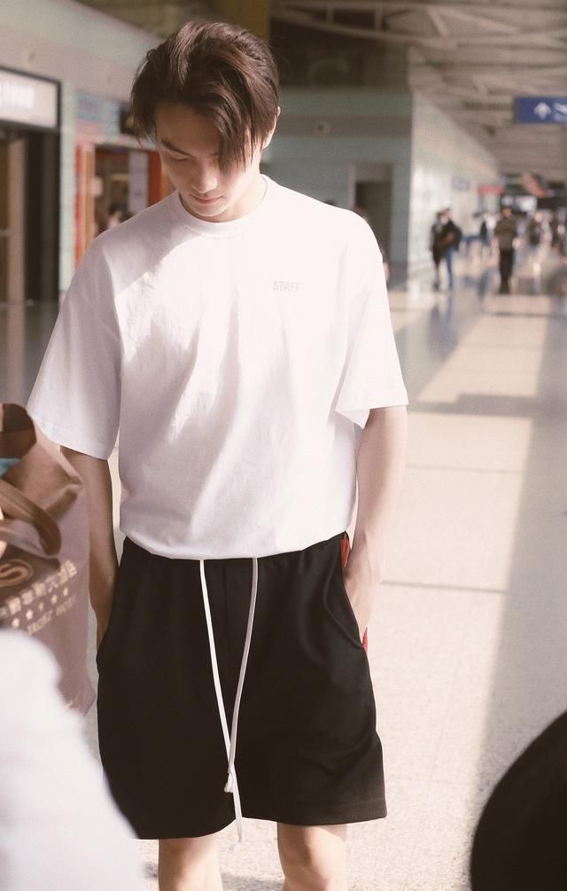 “傅恒”许凯颜高任性!裤子的绳带没系就敢出门，居然还有点小帅