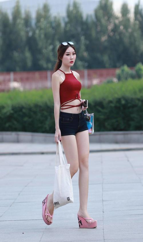 身材紧致的打底裤小姐姐，清凉又养眼，不由让人眼前一亮！