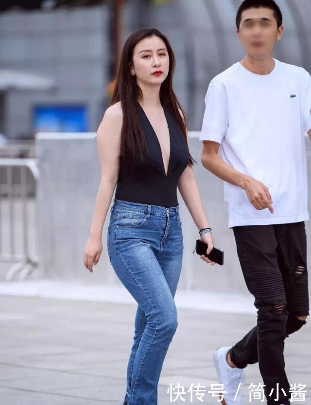 街拍：美女时尚美丽清爽打扮，让人看了心醉！