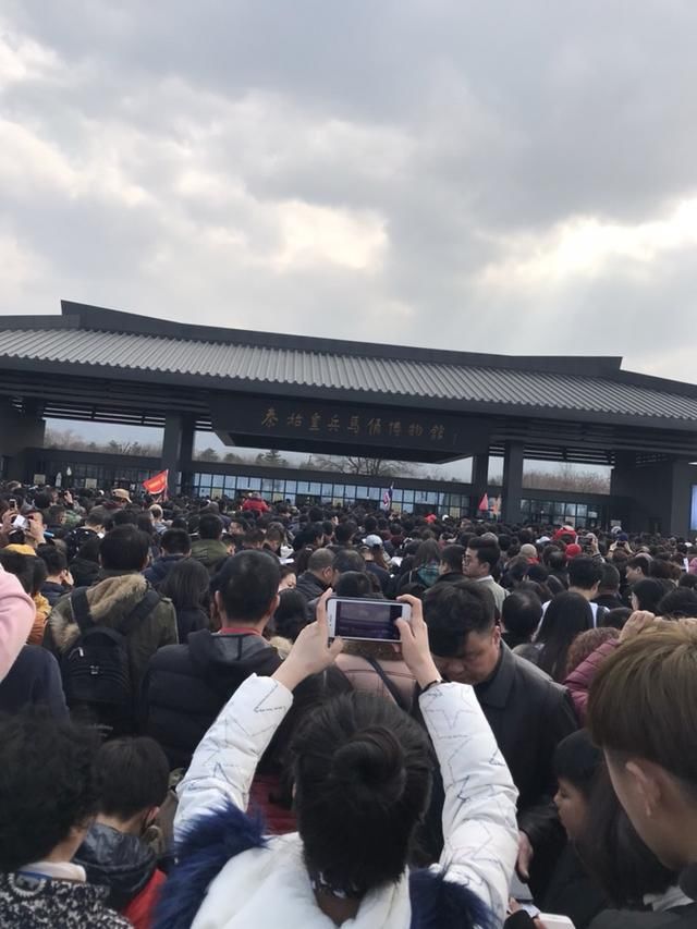 花一百多门票去看兵马俑，走进去却怀疑人生，游客：被挤成兵马俑