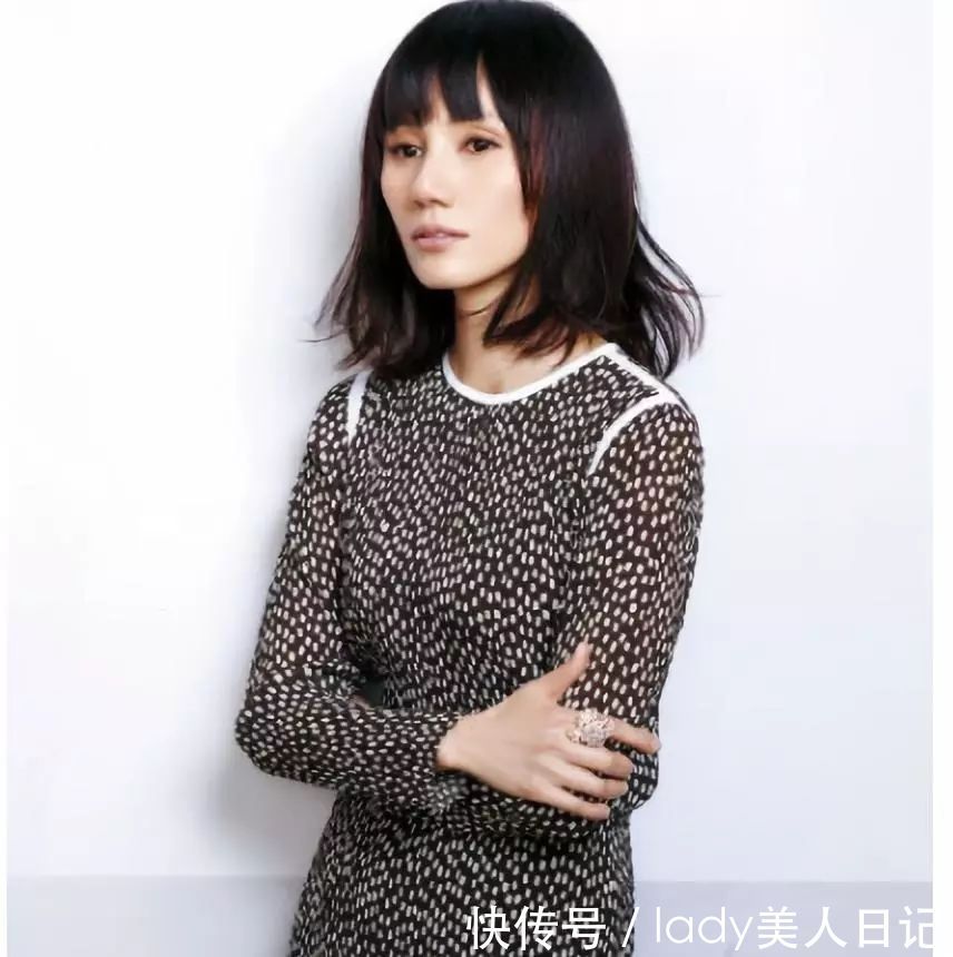 袁泉老到眼窝凹陷，曾被吐槽丑。网友：22岁的她甩高圆圆几条街