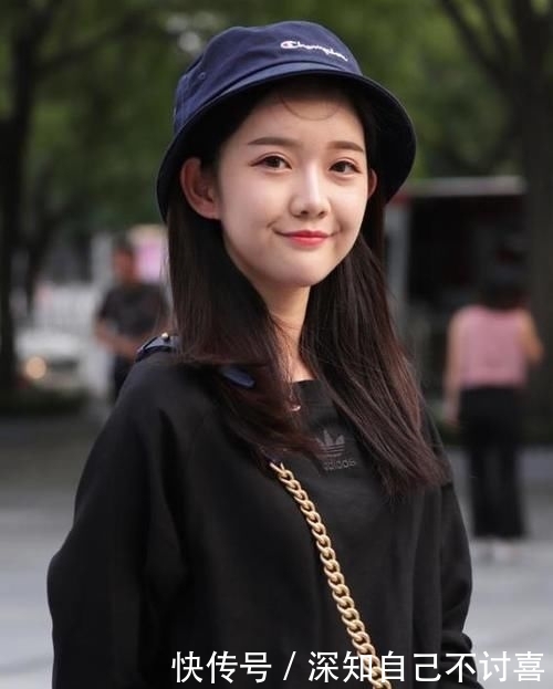 『 风采』一件黑色吊带配黑色短裤，时尚魅力风采，街拍：丰标不凡的小姐姐
