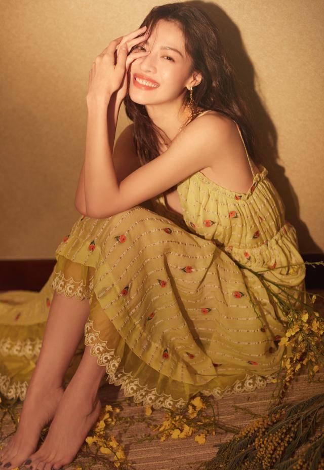  『暖黄色』2020女明星都爱的流行色——「向日葵色系」！