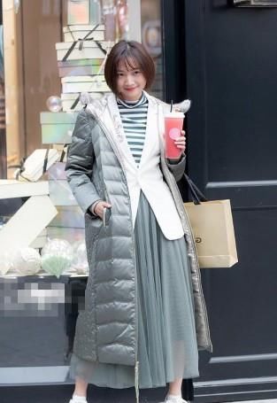  『减龄』街拍：两位小姐姐的腿非常长，服装搭配都很时尚减龄