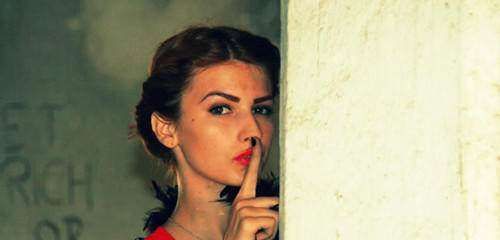 漂亮女人,不会让男人看见的4个小动作!