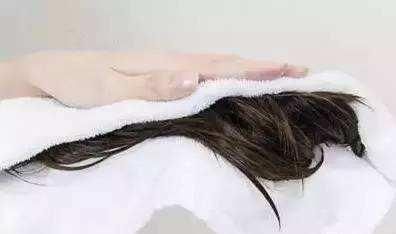  『发质』想让头发变得柔顺有光泽，洗完头就要做好这4点，发质才能有改善