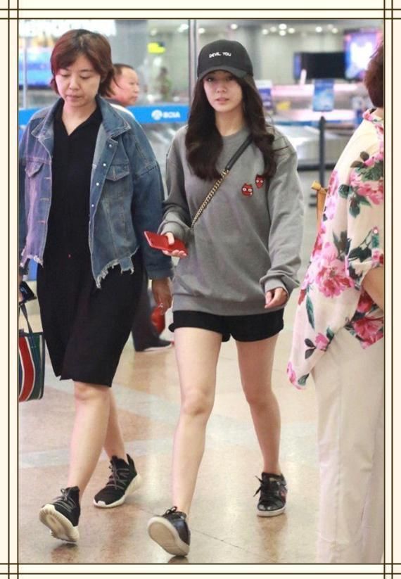 当关晓彤和168热巴同穿短裤，终于知道腿长和腿细哪个更重要了