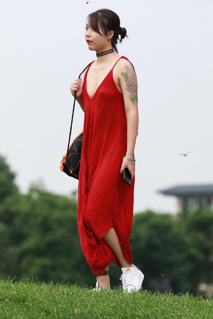 公园里白胖的小姐姐, V领吊带连衣裙穿真低, 散发出十足的女人味!