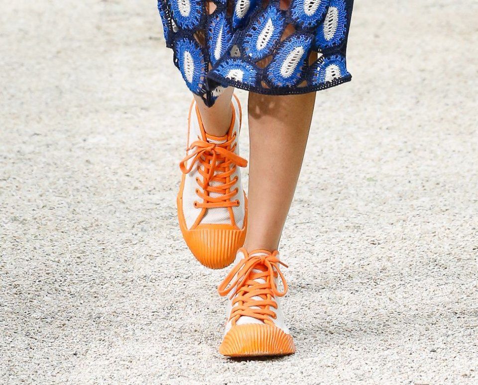 娜扎预测黄铜包边帆布鞋将成爆款,Tory Burch把浪漫融入运动风!