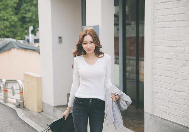 街拍:妙龄小姐姐穿衣品位,吊带背心穿出了成熟女人味!