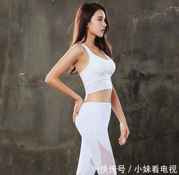 路人街拍，高颜值的小姐姐穿着干练又时尚，身材匀称，女人味十足