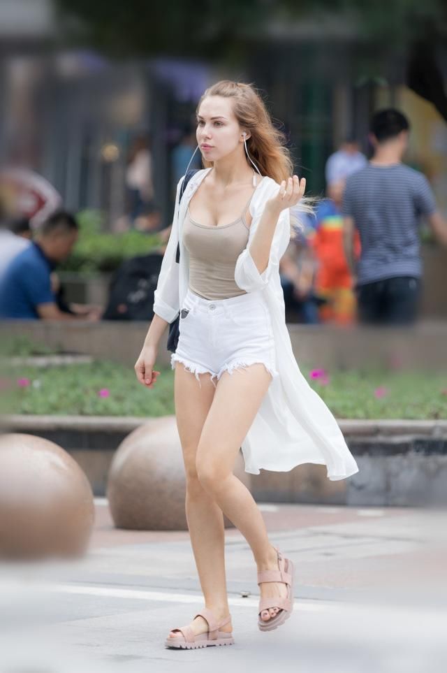 偶遇美女，高雅大方仙姿玉色，美腿很迷人!