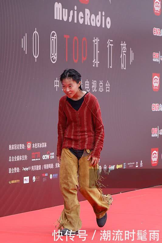 窦靖童这条裤子穿得好特别，王菲都不敢这样穿，网友：这叫时髦！