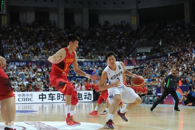 2年前中国男篮20分逆转韩国,当时内线支柱是周