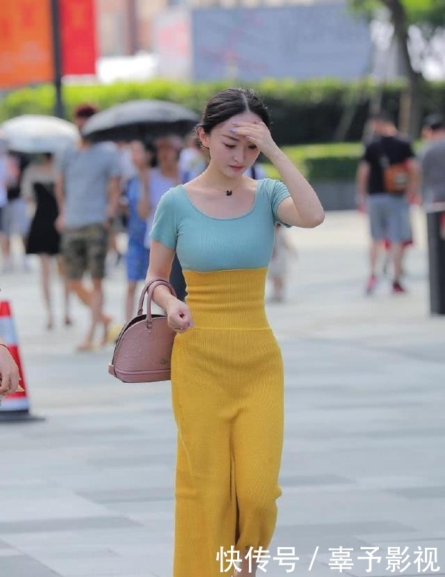  舒适■靓丽又舒适的装扮有很多，时尚女生偏爱的还是针织裙