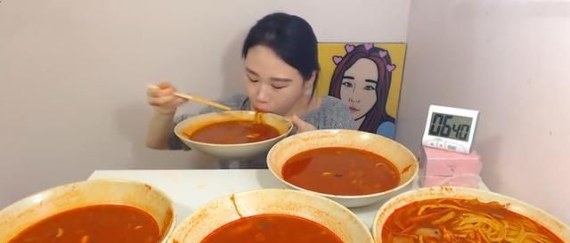 面条@大胃王吃5盆“炸酱面”,喝一口汤时穿帮了,网友:我能吃10盆!