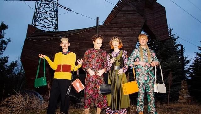  撞色拼接@作为一枚精致的女生,衣橱里需要哪些基础款的时尚单品?