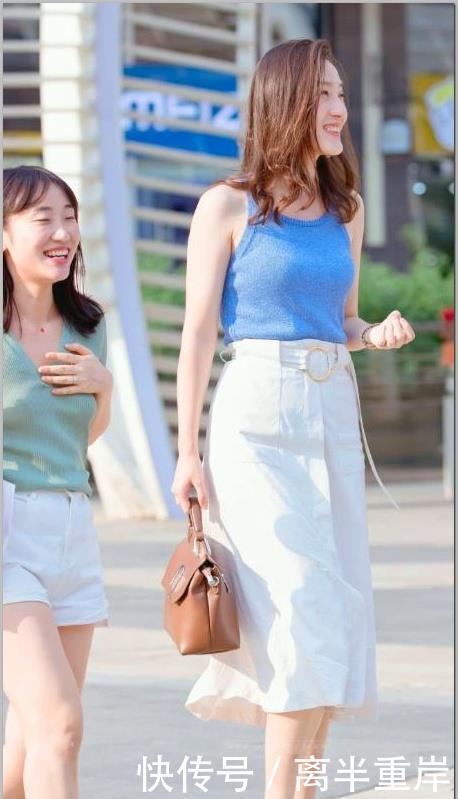漂亮■街拍：穿蓝色露背背心的美女,身材漂亮妩媚,倩影真好看呀！