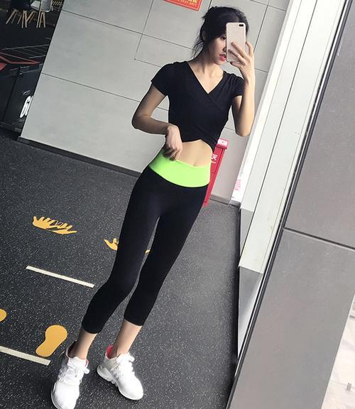 穿打底裤的美女：小姐姐双腿更加纤细立体，吸引路人无数！