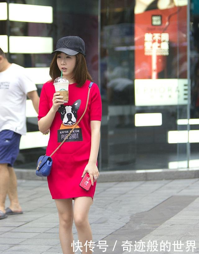 路人街拍：小姐姐绿色上衣和毛边短裤的穿搭很亮眼，腿型很霸气