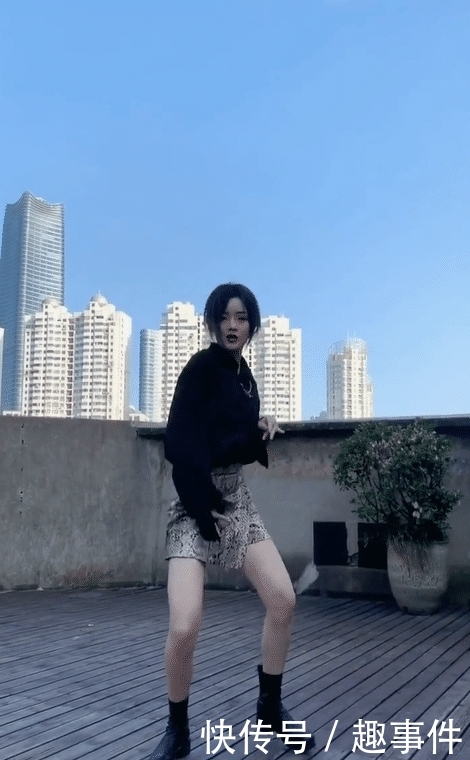  【小姐姐】街拍:暴露在空气中的这双腿，很美很美