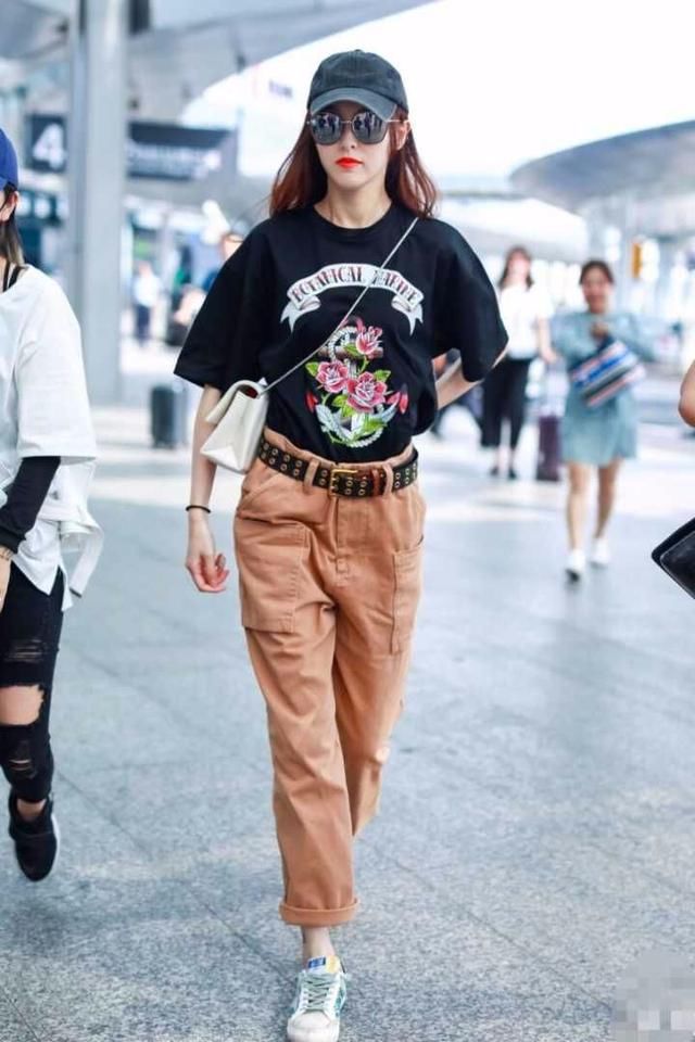 唐嫣硬是靠颜值和美腿将“土色”套裙撑出了时尚感，太不容易了！