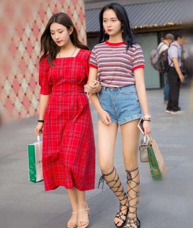 路人街拍：小姐姐的长T恤穿出了短裙的效果，修长美腿一览无余