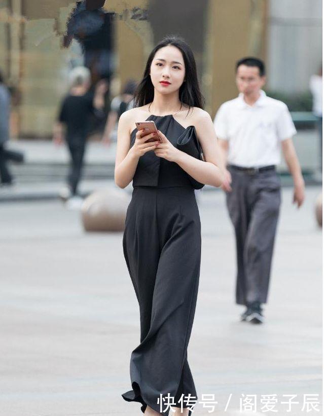 拍白:街拍白短裤+红背心,秀出修长的双腿,彰显满满阳光气息