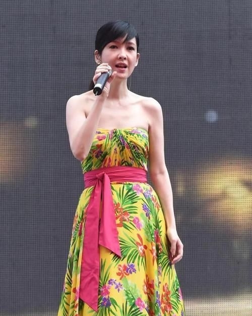 [ 脸部]抹胸印花连衣裙亮相，脸部皱纹好真实，“冻龄女神”周慧敏也老了