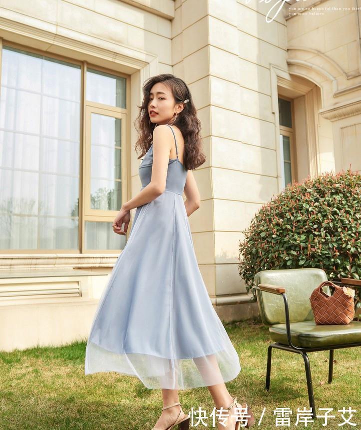 「吊带」为什么00后女生爱穿吊带连衣裙?搭配牛仔短外套,遮肉又减龄