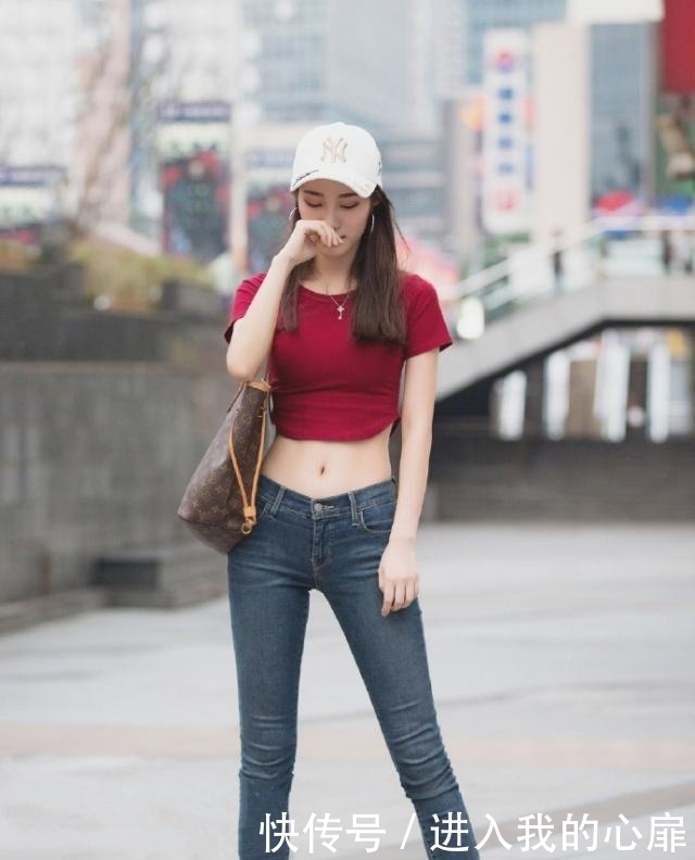  装秀：街拍：健美身材的小姐姐，穿紧身肚脐装秀A4腰，细又长令人羡慕