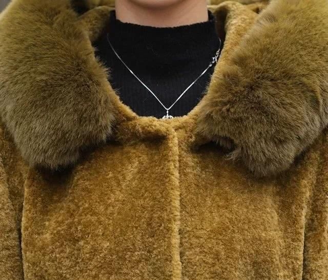 『舒适』70女人如果不差钱,大年三十,就穿羊剪绒大衣,高贵洋气贼保暖
