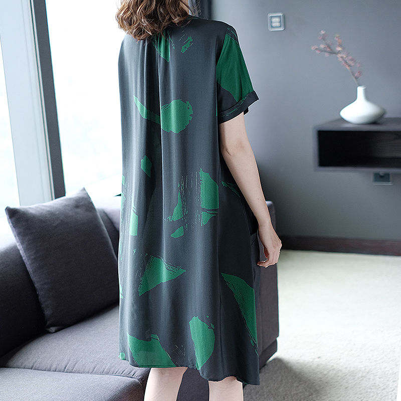 第一次买这么高级的连衣裙，60后妈妈穿上太美了，上身高贵洋气