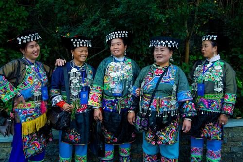 「苗族」中国保存最完好的苗寨,藏在峡谷仙境之中,是湘西最美的风景