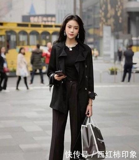  『紧身裤』街拍美女：身材曼妙的小姐姐，紧身裤穿搭，凸显女神气质！