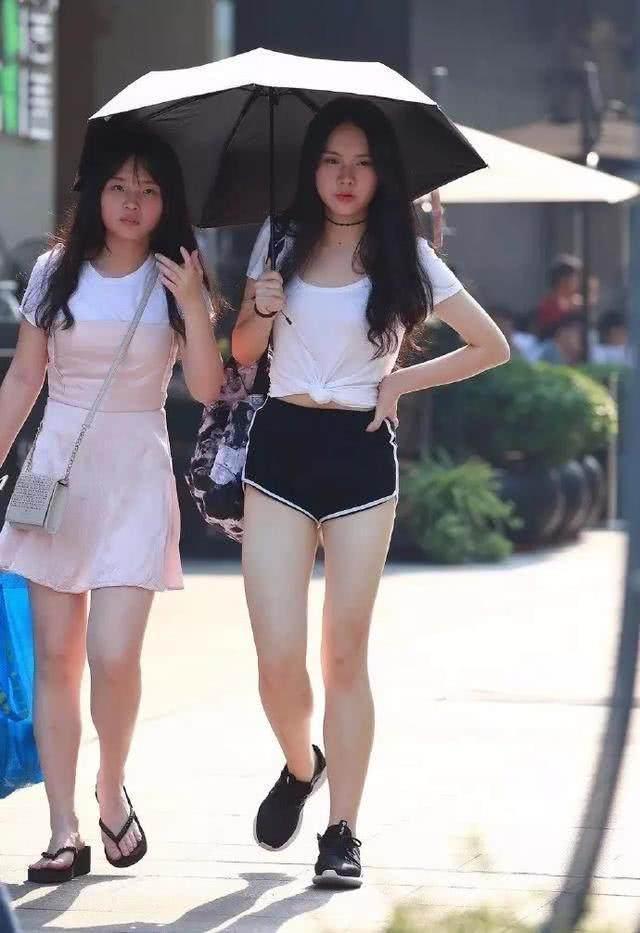 街拍：天生丽质时尚的小姐姐，搭配上凸显气质很有魅力！