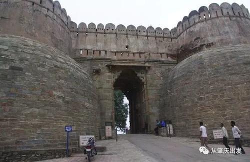 长城不是只有我们国家才有，就在我国旁边也有一条，而且建造花费