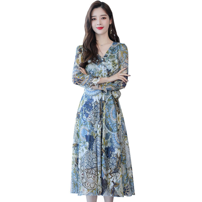 去小姨家玩，看见小姨一件件连衣裙美丽极了，回家也跟着买