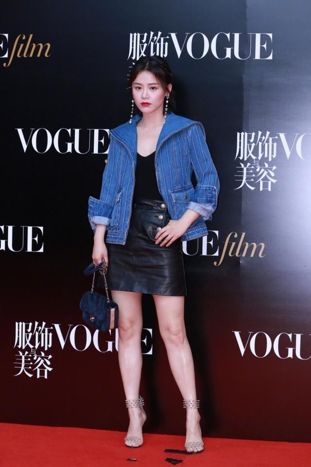 马思纯穿皮裙现身，暴露她真实腿型，网友:简直是两个擎天柱!