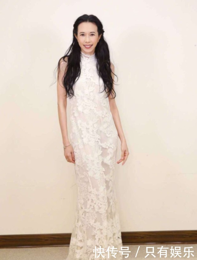 莫文蔚穿紫色连衣裙超有气质，搭配金色的高跟鞋，像铠甲一样华丽