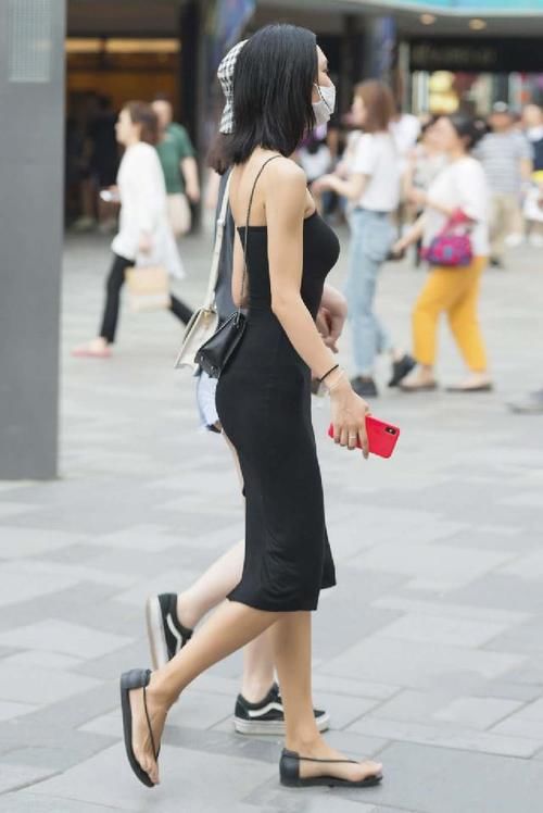  ＂m＂:＂3a8f6cee3c366b156d50e82f78524d84985e04fe＂想要简约知性的穿搭？不如试试这款一字肩连衣裙，尽显优雅轻熟风