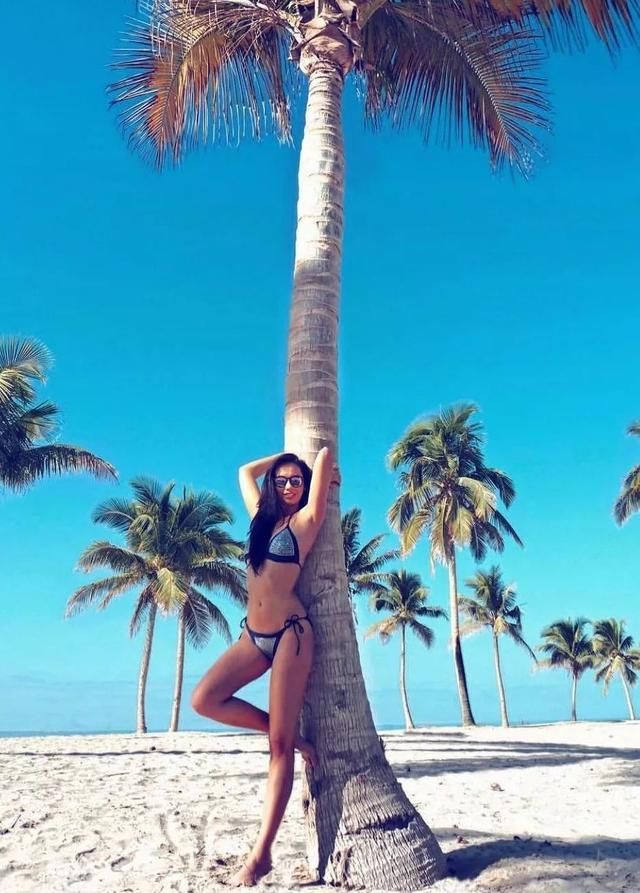 沙滩和阳光开启女孩们的夏日，这件比基尼诠释你隐藏的性感