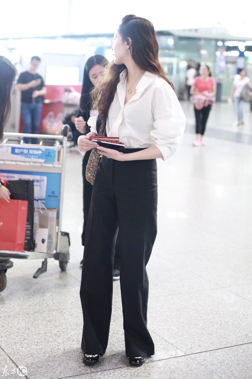 宋妍霏穿白色衬衣搭配黑色阔腿裤现身机场，皮肤白皙秀大长腿