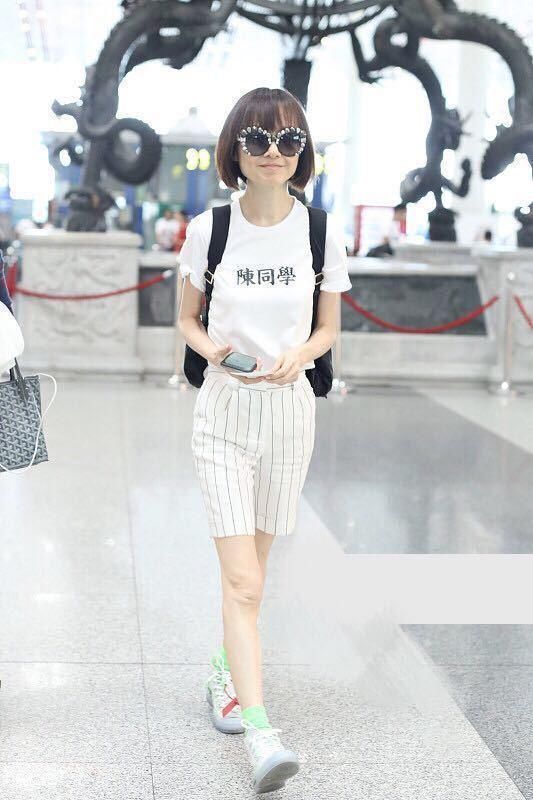 48岁鲁豫才是冻龄，穿“陈同学”T恤，少女感炸裂!