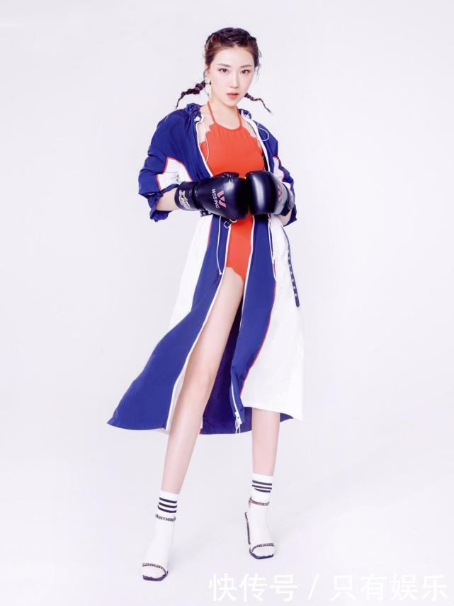 菅纫姿双马尾俏皮可爱，长外套内搭挂脖泳衣，大长腿吸睛