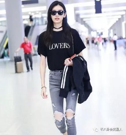 女星早秋机场秀，蒋欣依旧雄壮，张馨予幸福肥，吴昕身材比例太虐