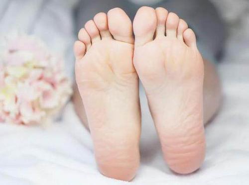 许多人知道,脚跟干裂只需这些小妙招,不出一周还你白嫩小脚丫