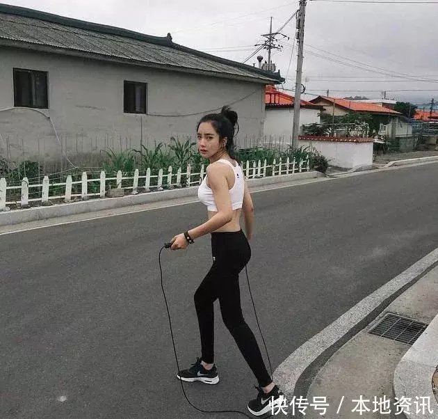 街拍：穿衣打扮很显身材的小姐姐，美丽光鲜时尚性感个性迷人！
