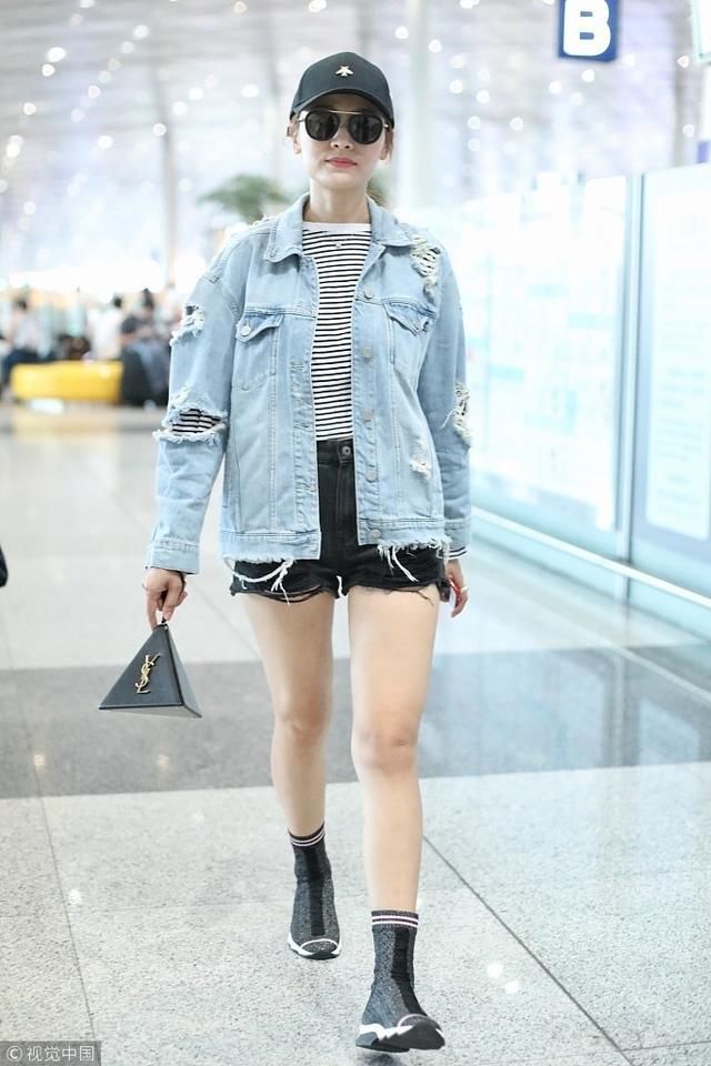 辣妈叶一茜生俩娃身材完美依然能打 牛仔风显时髦大长腿走路带风